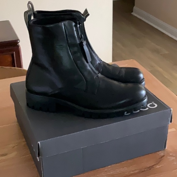 ECCO Modtray W black zip front black leather boot with rubber sole. - Picture 2 of 8